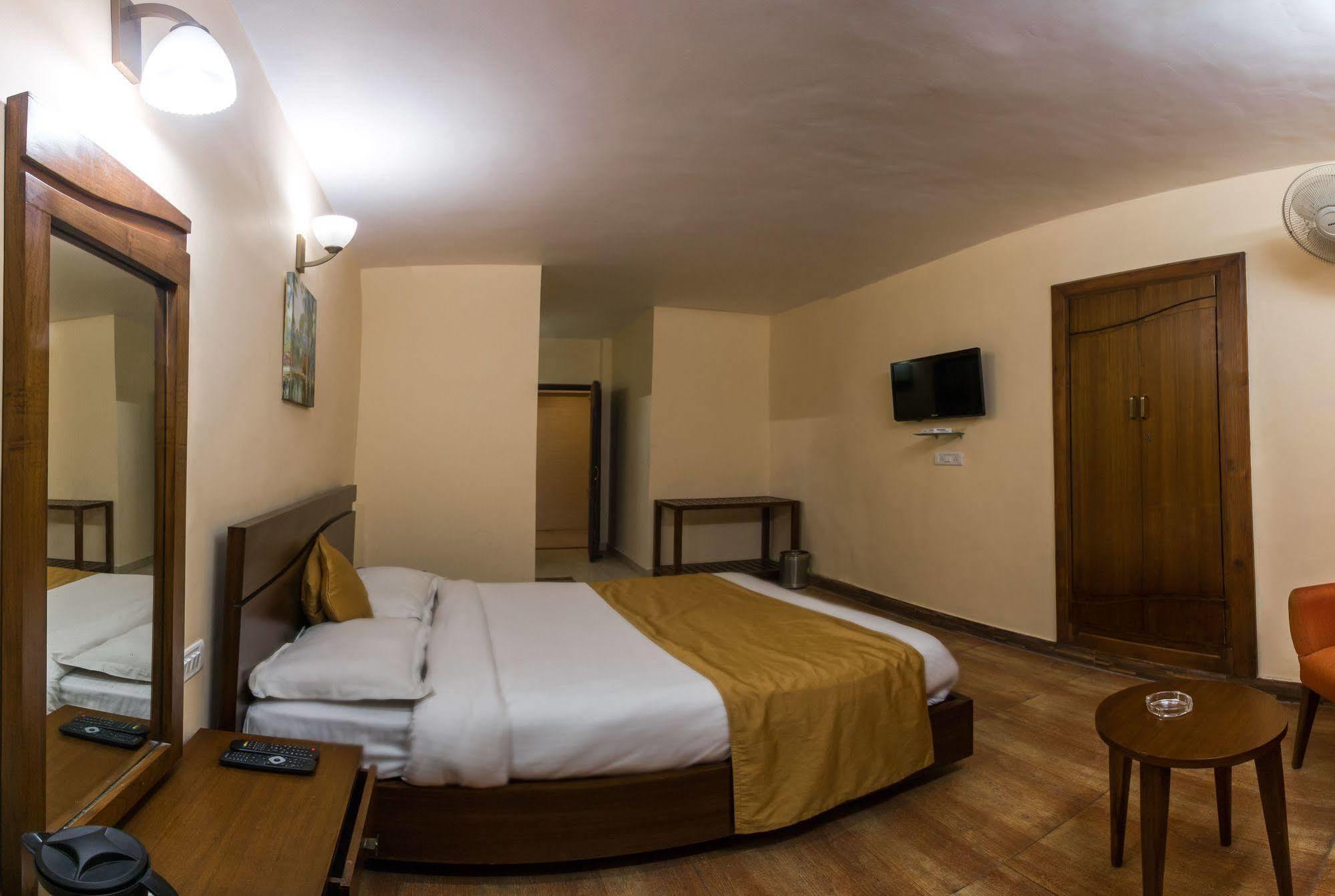 Himalaya Hotel Нейнитал Екстериор снимка